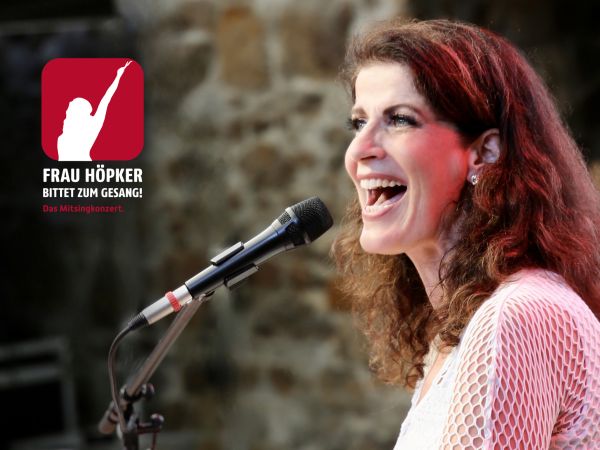 Bild zu Frau Höpker bittet zum Gesang