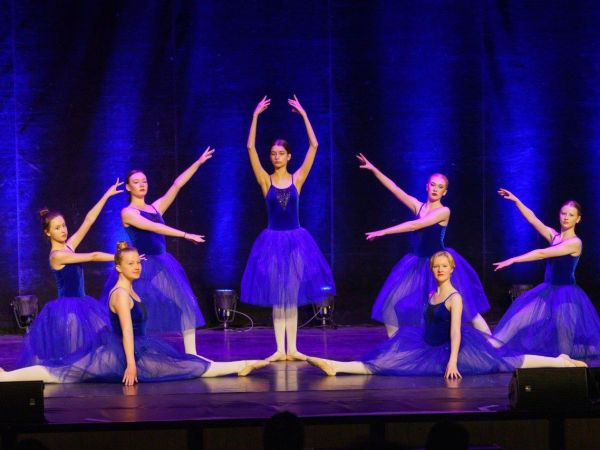 Bild zu Dornröschen und ein buntes Showprogramm mit Streetdance, Hip-Hop, Stepptanz, Modern Dance und Jazzdance &copy; Gero Sliwa