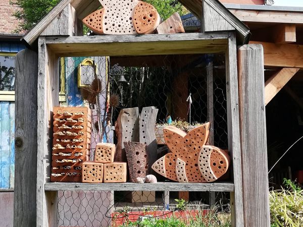 Neben natürlichen Gartenstrukturen wie Wildblumenwiesen, Morschholz und Sandboden sind artgerechte Nisthilfen für Wildbienen überlebensnotwendig &copy; BUNDzentrum Naturoase Soest