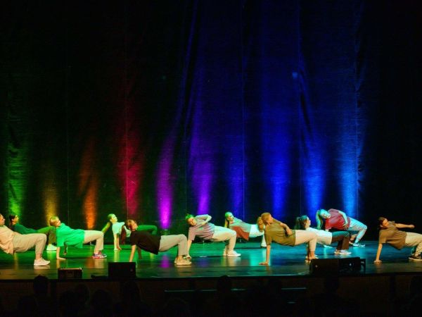 Bild zu Dornröschen und ein buntes Showprogramm mit Streetdance, Hip-Hop, Stepptanz, Modern Dance und Jazzdance &copy; Gero Sliwa