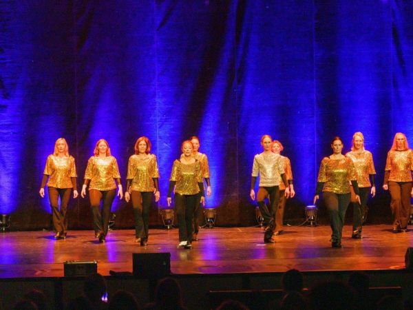 Bild zu Dornröschen und ein buntes Showprogramm mit Streetdance, Hip-Hop, Stepptanz, Modern Dance + Jazzdance &copy; Gero Sliwa