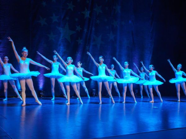 Bild zu Dornröschen und ein buntes Showprogramm mit Streetdance, Hip-Hop, Stepptanz, Modern Dance + Jazzdance &copy; Gero Sliwa