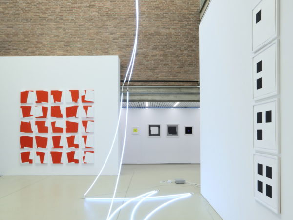 Ausstellungsansicht mit Werken von Vera Molnar, François Morellet, Aurelie Nemours und weiteren - RAUM SCHROTH &copy; © Stefanie Nafé