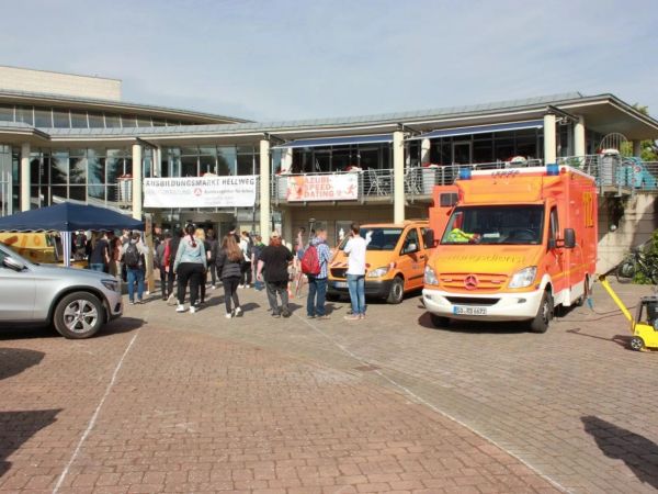 Ausbildungsmarkt Hellweg Ansicht Aussteller Außengelände &copy; Bundesagentur für Arbeit