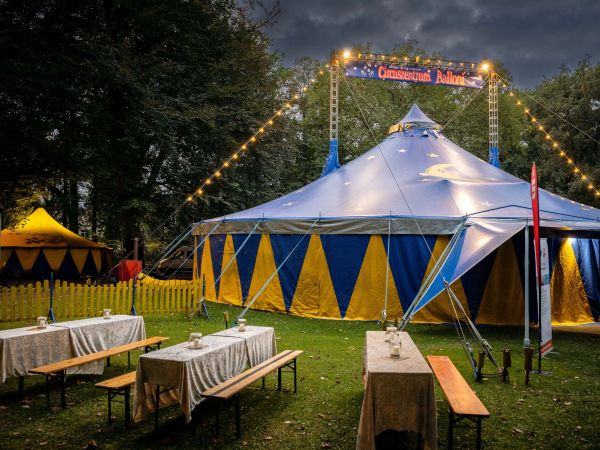 Zirkuszelt im Park der Stadthalle &copy; Foto (c) Gero Sliwa